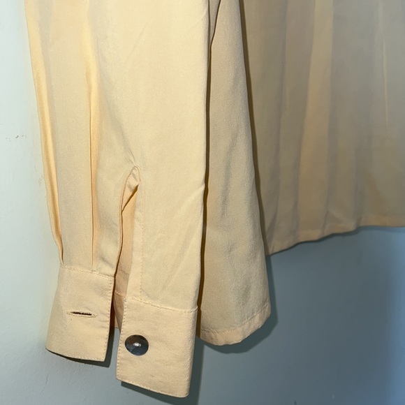 Michel Antoni Collection Blouse 100% Silk light Yellow/ shell buttons Sz 18 - Picture 8 of 11